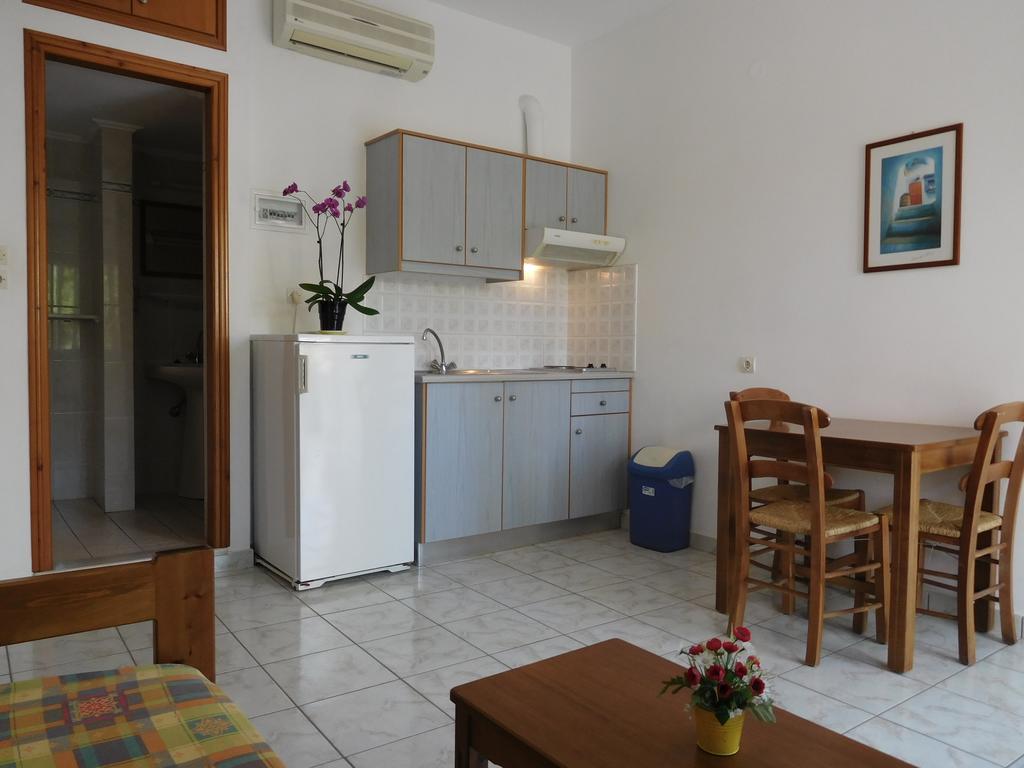 Anthea Apartments Palaiochora Exterior foto